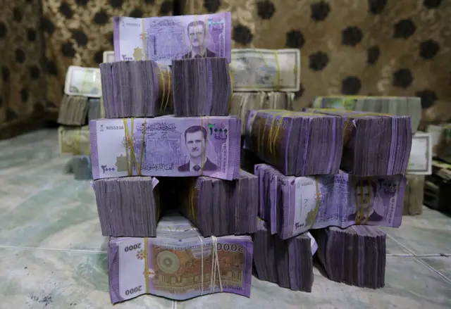 أكوام من الليرات السورية داخل متجر لصرف العملات في أعزاز في سوريا في 3 فبراير/شباط 2020