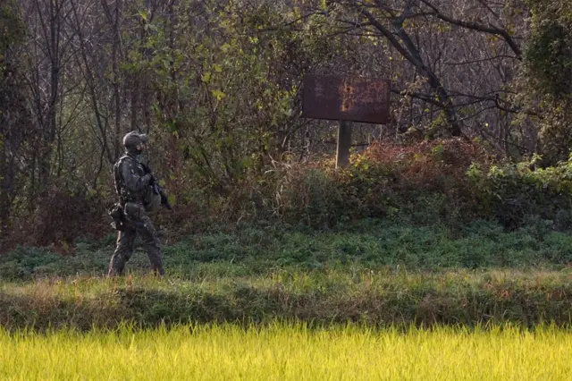 Una señal oxidada marca la frontera entre Corea del Norte y Corea del Sur.