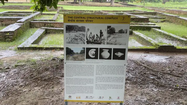 तिलौराकोटमा गरिएका पुरातात्त्विक उत्खननमा भेटिएका प्राचीन संरचनाका अवशेषहरू