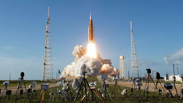 322-футовая ракета «Space Launch System» миссии «Артемида-2» и космический корабль «Орион» НАСА стартуют с стартового комплекса 39B в Космическом центре имени Кеннеди 1 апреля 2026 года в Кейп-Канаверал, штат Флорида.