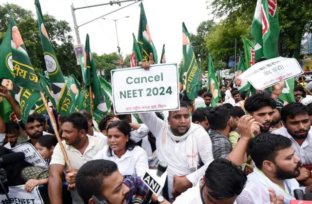 नीट परीक्षा को रद्द करने की मांग
