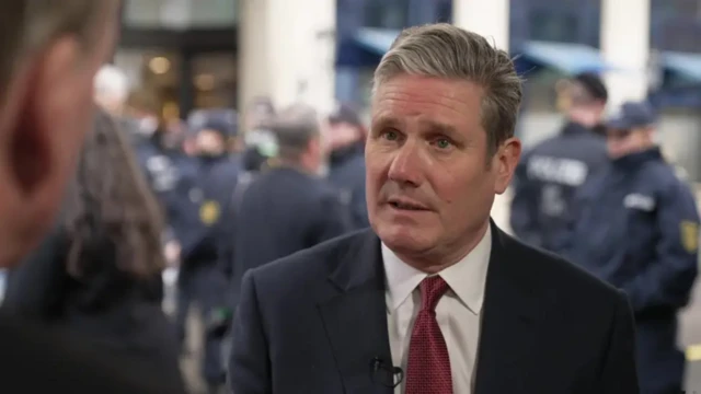 چهره  کی‌یر استارمر در حال صحبت