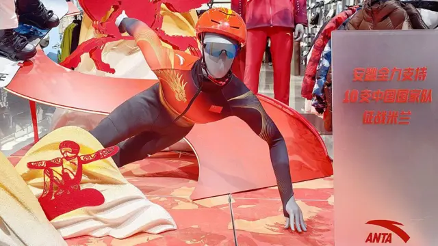 Indumentaria y equipamiento de la Selección Nacional de China para los Juegos Olímpicos de Invierno de Milán, exhibidos en una tienda insignia de ANTA en Shanghái, China, el 10 de febrero de 2026. 