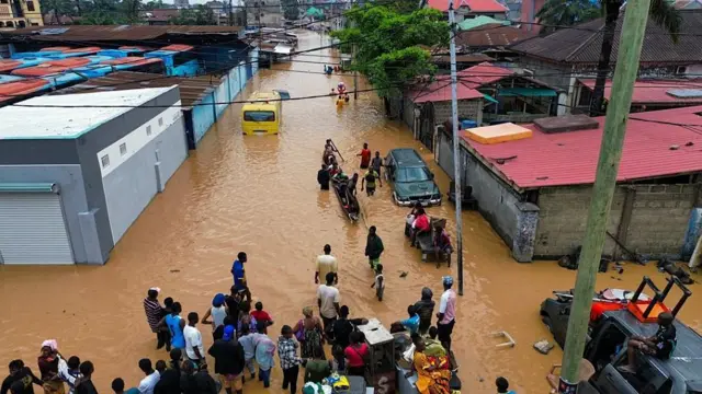 La montée des eaux a dévasté plusieurs quartiers périphériques de Kinshasa. 