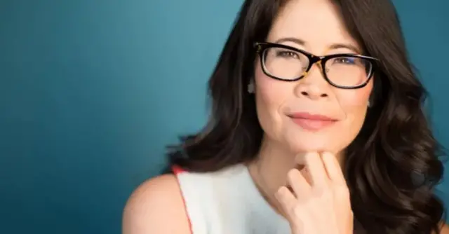 A escritora Wendy Suzuki, uma mulher com feições asiáticas