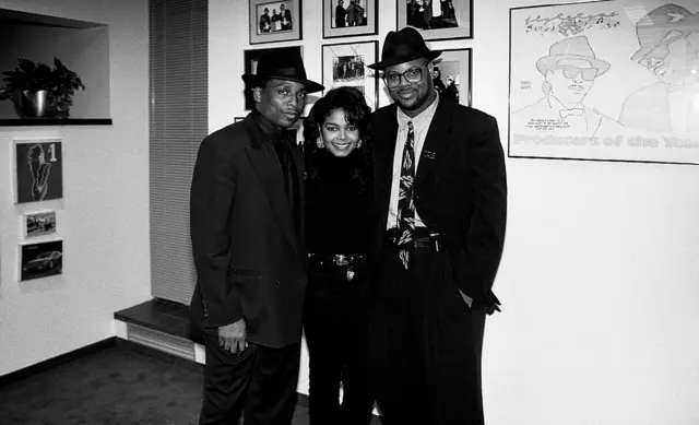Janet Jackson en el estudio con sus co-productores y confidentes Jimmy Jam (a la derecha) y Terry Lewis, 1989.