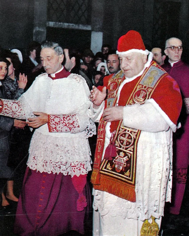 Papa João 23 usando o Camauro em foto de 1959, de autor desconhecido