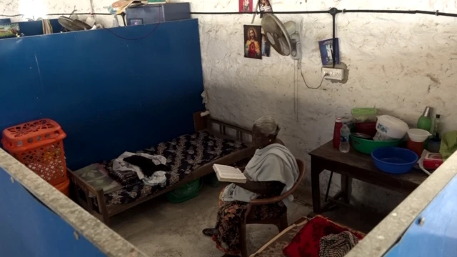 வீடிழந்த மீனவர்கள் தங்கியிருக்கும் சிமிண்ட் குடோன்