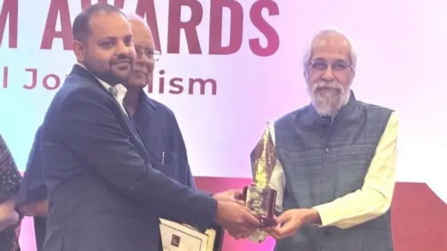 दानिश सिद्दीक़ी अवॉर्ड ग्रहण करते बीबीसी के पूर्व पत्रकार अभिनव गोयल