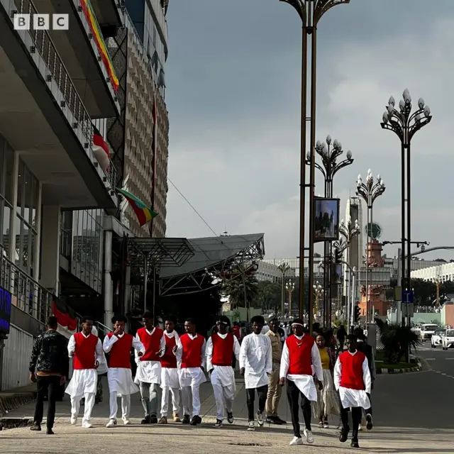 Daraggoonni uffata aadaa wal fakkatu uffatanii jala bultii Irreecha Hora Finfinnee 2025 irrati argamaniiru,