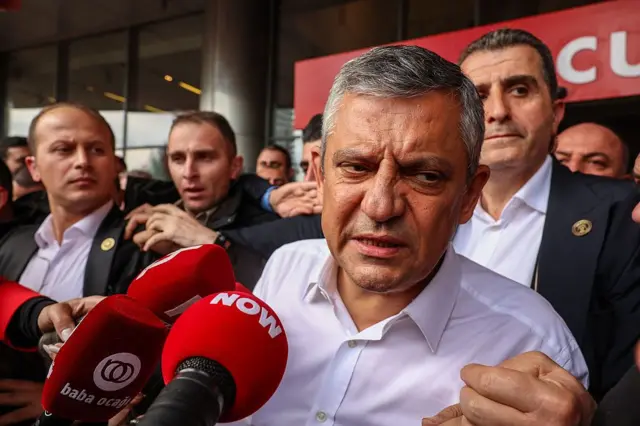 CHP Genel Başkanı Özgür Özel mikrofonlara konuşuyor