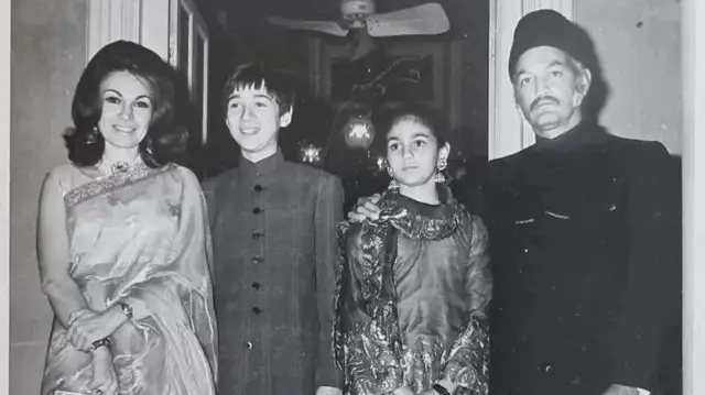 পরিবারের সঙ্গের অষ্টম ও শেষ নিজাম মুকাররম জাহ (ডানদিকে)