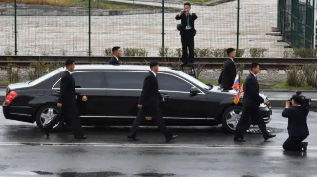 किम परदेशात जाताना आपली आवडती कार सोबत घेऊन जातात