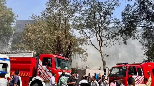 দমকল কর্মীরা চেষ্টা করছেন বিধ্বস্ত বিমানটির আগুন নেভাতে 