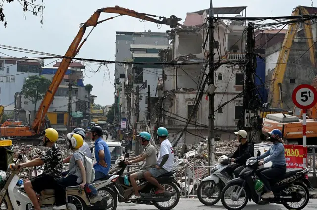 Nhà cửa bị phá dỡ trong đợt giải tỏa rầm rộ đang diễn ra tại Hà Nội