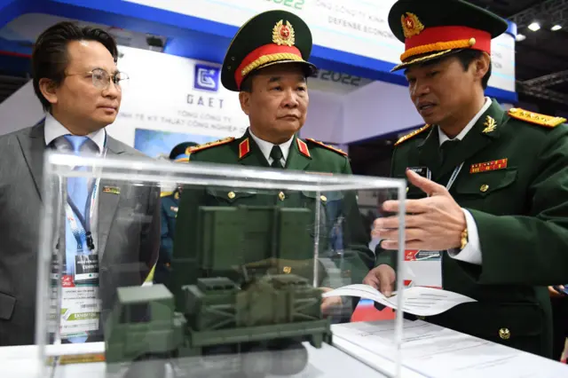 Các quan chức quân sự Việt Nam và đại biểu đứng cạnh một radar quân sự tại Triển lãm Quốc phòng quốc tế Việt Nam 2022