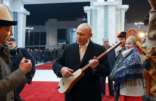 Путин яқинда Бишкекка қилган сафари чоғида қирғиз тилида қисқача нутқ сўзлаган эди.