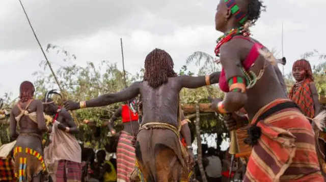 Ọkùnrin to n na obìnrin ni ẹ̀yà Hamar 