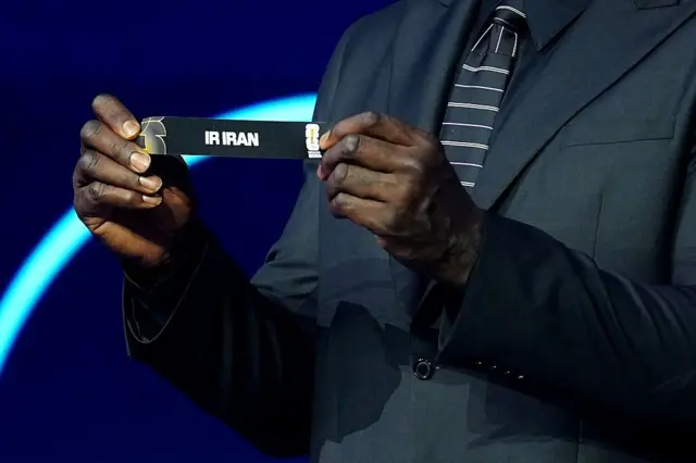 Letrero con la la palabra Irán durante el sorteo del Mundial 2026.