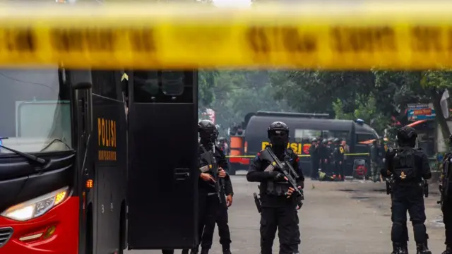 Polisi mengamankan lokasi bom bunuh diri di luar kantor polisi di Astanaanyar di Bandung