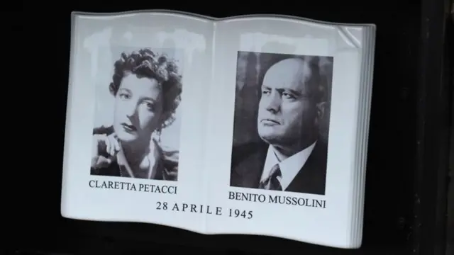 Placa memorial com foto de Mussolini e sua amante, Claretta Petacci
