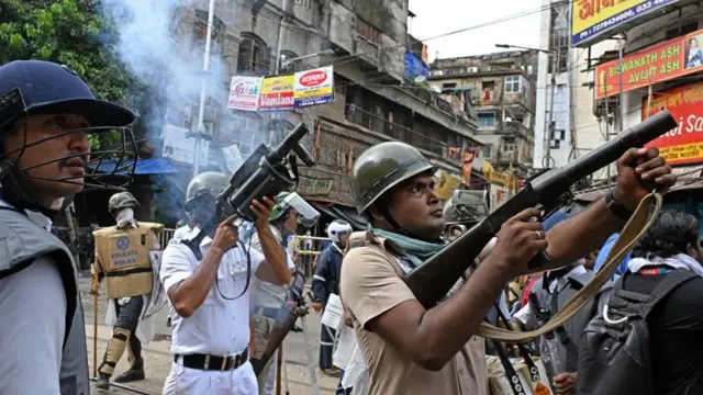 మమతా బెనర్జీ రాజీనామా డిమాండ్ చేస్తూ రాష్ట్ర సెక్రటేరియట్ వైపుగా వెళ్తోన్న నిరసనకారులపై టియర్ గ్యాస్ ప్రయోగించిన పోలీసులు