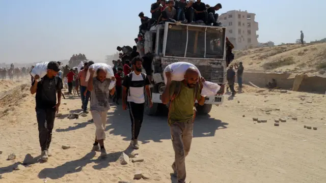 د اسرائیلي پوځ په وینا، عزې ته د بشري مرستو، خوړو او درملو لېږد لپاره یې لارې خلاصې کړې. دا پرېکړه وروسته له هغه وشوه چې له غزې د پراخې لوږې خبرداری ورکړل شو او پر اسرائیلو نړیوال فشارونه زیات شول.