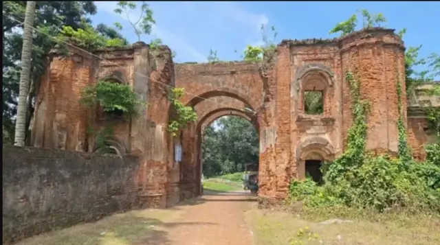 मीर जाफ़र के खंडहर महल की तस्वीर