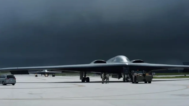 গুয়ামের অ্যান্ডারসন বিমান ঘাঁটিতে অবরতন করার সময় একটি
একটি বি-২ বিমান