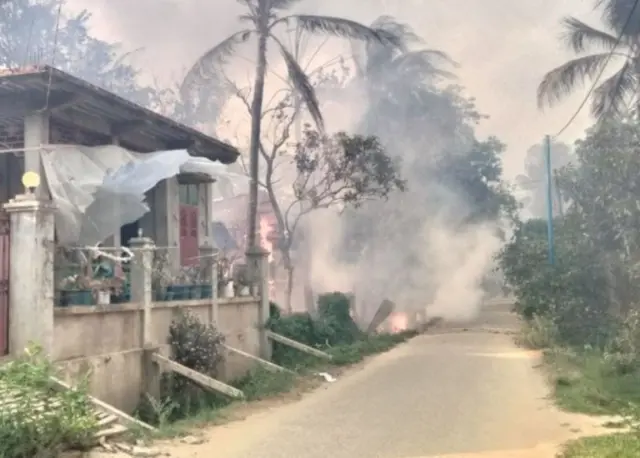 ဘူးသီးတောင်မြို့နယ်၊ အမှတ်(၅)ရပ်ကွက်မှာ ဧပြီလ ၁၇ ရက်က နေအိမ်တွေ မီးလောင်ခဲ့တဲ့မြင်ကွင်းဖြစ်ပါတယ်။ ( ပုံဟောင်း) 