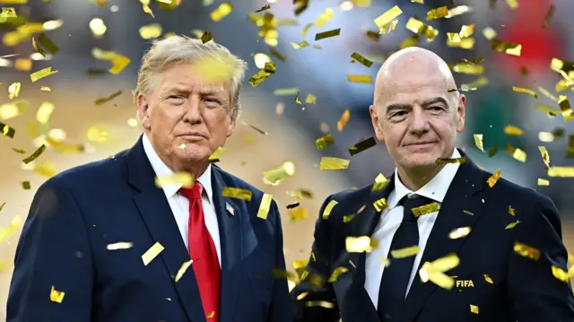 Gianni Infantino (po prawej) i Donald Trump podczas ceremonii wręczenia Pucharu Świata po finale mundialu w 2026 roku. East Rutherford, New Jersey, USA. 19 lipca 2026 roku. Źródło: Dylan Martinez / Reuters.