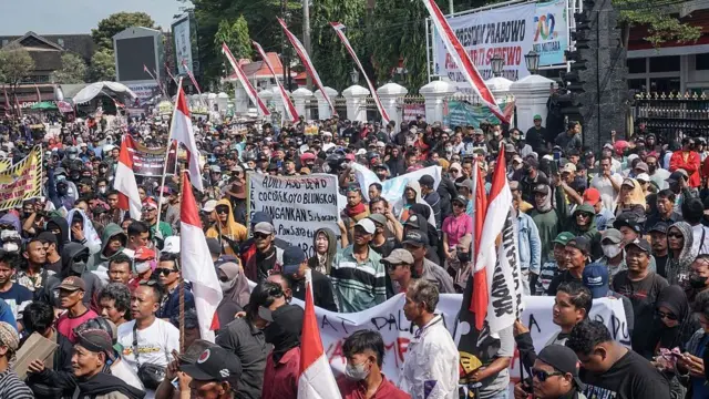Orang-orang memprotes isu-isu termasuk pengunduran diri bupati dan transparansi pemerintah daerah, menyusul rencana yang sekarang dicabut untuk menaikkan pajak tanah dan bangunan lokal sebesar 250 persen, di Pati, Jawa Tengah pada 13 Agustus 2025