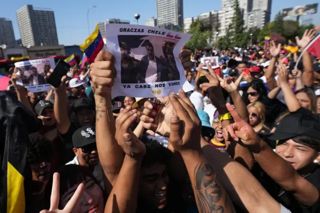 Люди с плакатом