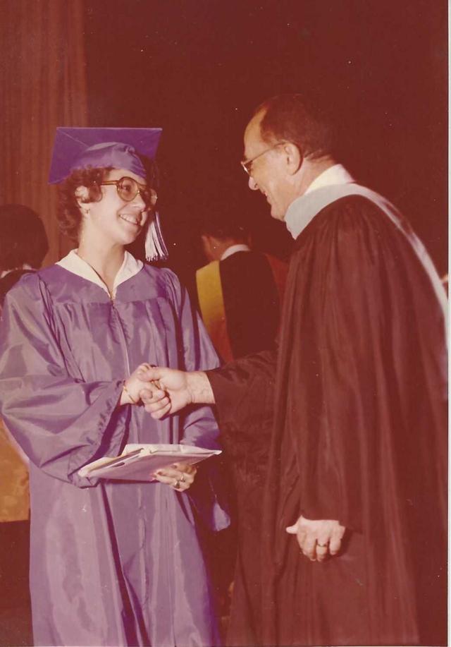 Kathy recibe su diploma de graduación de la secundaria