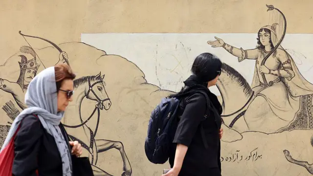 نقاشی شاهنامه روی دیوار