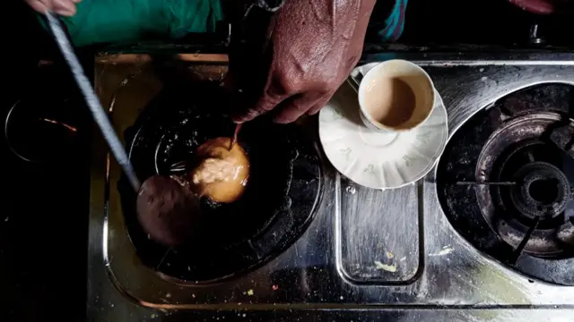 ඇය තෙල් තාච්චිය ලිපේ තබා මිශ්‍රණය ඇය අසලට ගෙන කුඩා කෝප්පයකට මිශ්‍රණයෙන් කොටසක් දමා ගත්තා ය. 