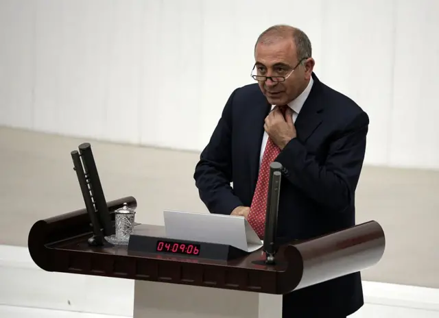 Tekin 2015 tarihli bu fotoğrafta mecliste konuşma yapıyor. 