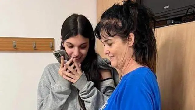 মুক্তির পর ফোনে প্রেসিডেন্ট বাইডেনের সাথে কথা বলছেন তারা।