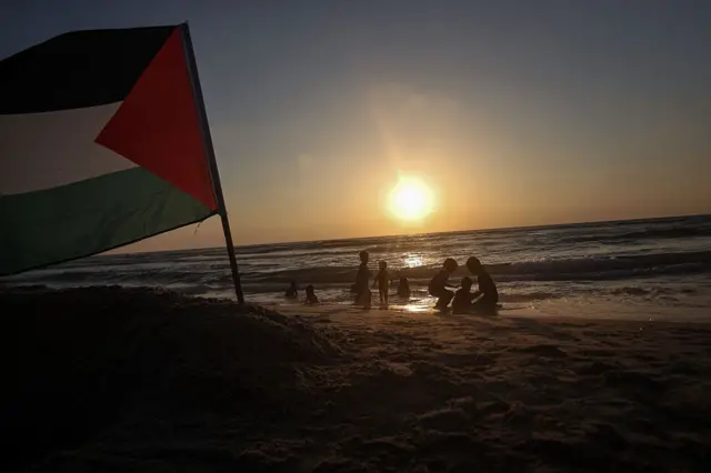 Unos niños palestinos en la playa en Gaza.