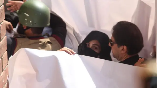 सन् २०२३ मे मा लाहोर उच्च अदालतमा पुगेका इमरान खान र बुशरा बिबी