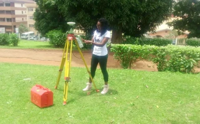 Dans le cadre de son travail de formation, Marie Makuate enseigne aux étudiants comment utiliser le matériel de topographie.