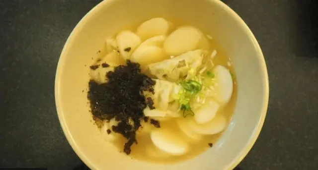 Tteokguk là món canh thường được ăn trong dịp Tết Nguyên đán tại Hàn Quốc.