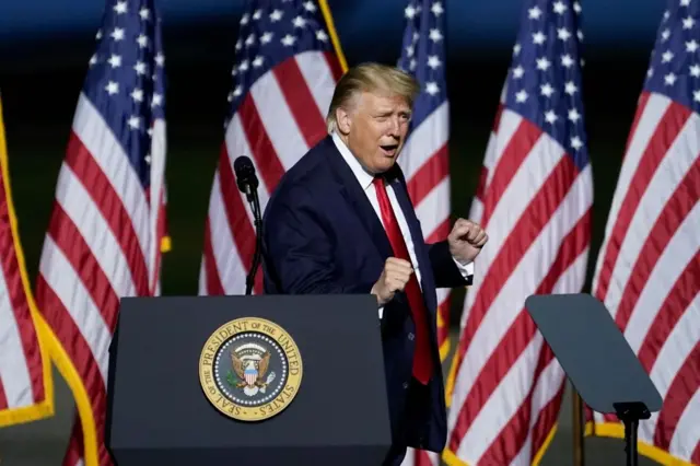 Donald Trump bailando en un escenario durante un evento de campaña