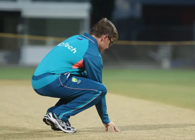 चेन्नई की पिच का मुआयना करते ऐडम ज़ैम्पा