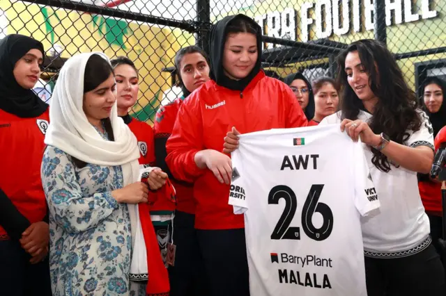 افغان فوټبال لوبغاړې خالده پوپل د نوبل جایزې ګټونکې ملالې یوسفزۍ سره