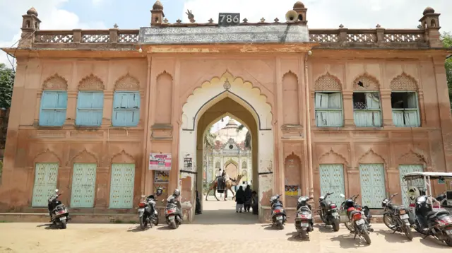 यूपी में सरकारी स्कूल 