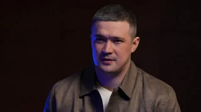 Федоров на темном фоне  