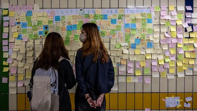 2025年12月1日，在香港大埔宏福苑附近的一条行人隧道墙上，可以看到人们为11月26日致命火灾的遇难者留下的手写悼念卡片。