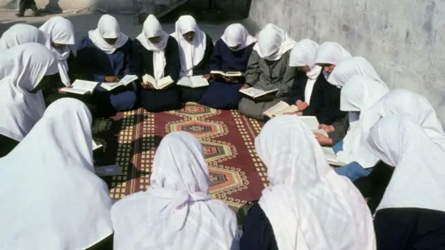 নুসিরাত ক্যাম্প - গাজা ১৯৭০: মুসলিম ব্রাদারহুড বিশ্বাস করত যে "সশস্ত্র সংগ্রাম" বেছে নেয়ার আগে নতুন প্রজন্মকে প্রস্তুত করতে হবে এবং সমাজ সংস্কারের জন্য কাজ করতে হবে।