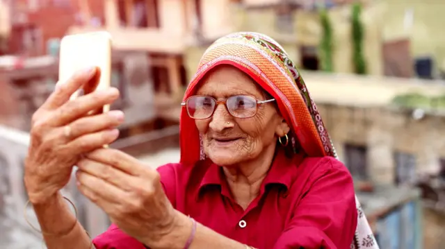 बुजुर्ग महिला